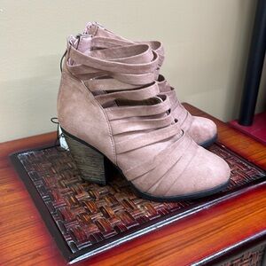 Rue 21  Sz 7 Strappy Hybrid Ankle Booties Mauve Pink Stacked Heel NWT